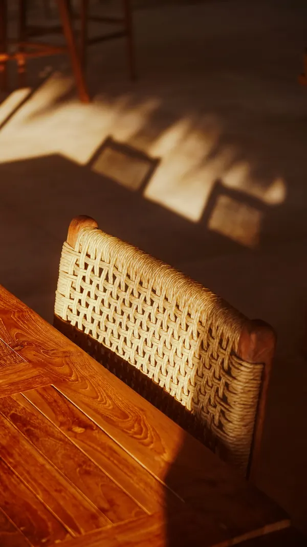 Le cabinet de Claire Martin : une chaise en rotin et une table en bois